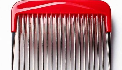 Encontré un pequeño objeto rojo en un cajón de la cocina que parece un peine con largas púas metálicas. ¿Sabes qué es?