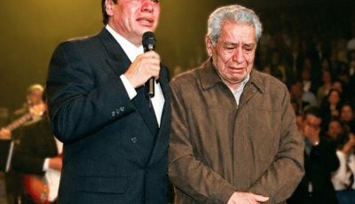 Juan Gabriel DETUVO la Canción a Mitad del Show Cuando vio a un Anciano que lo protegió en Prisión