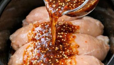 Vierta esta mezcla sobre pechugas de pollo crudas para una cena entre semana que sabe diferente cada vez.