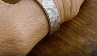 La mayoría de la gente no sabe qué significa un anillo en el pulgar: aquí está el significado oculto detrás del gesto.