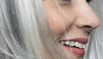El verdadero significado psicológico de dejarse las canas al natural